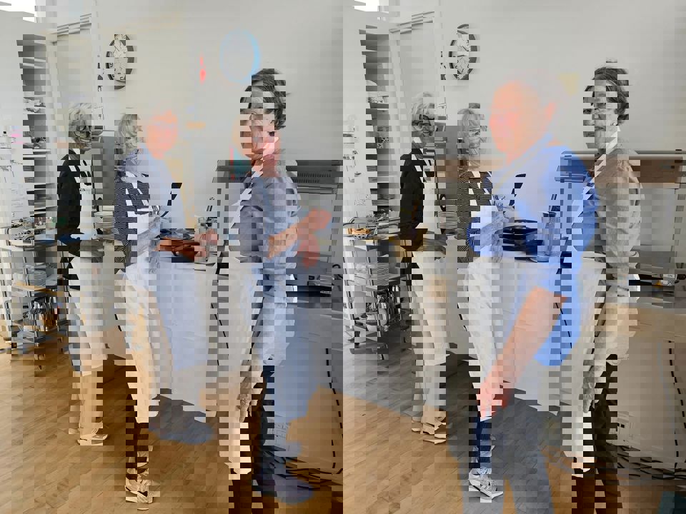 Pandekagebagning af de frivillige