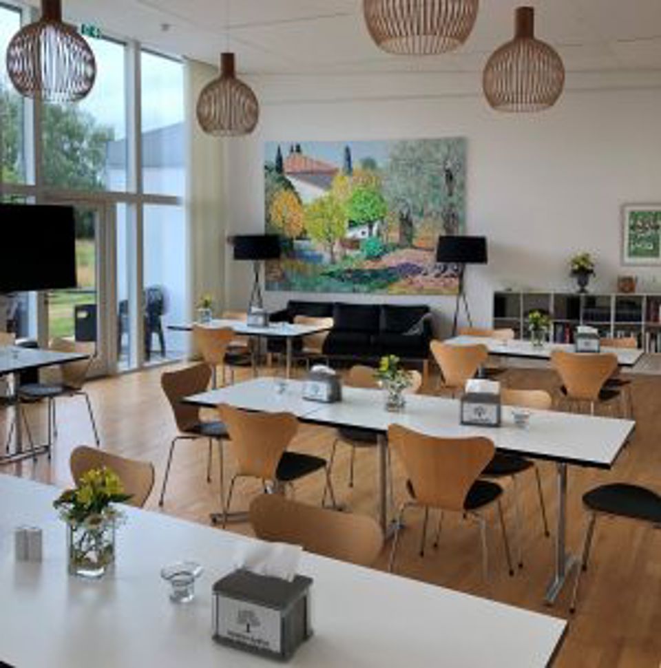 Spise- og opholdsstuen er altid åben og kan frit benyttes. Der findes bøger, blade og nye aviser til fri afbenyttelse.