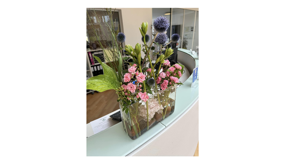 Flotte blomsterdekorationer lavet af frivillige 